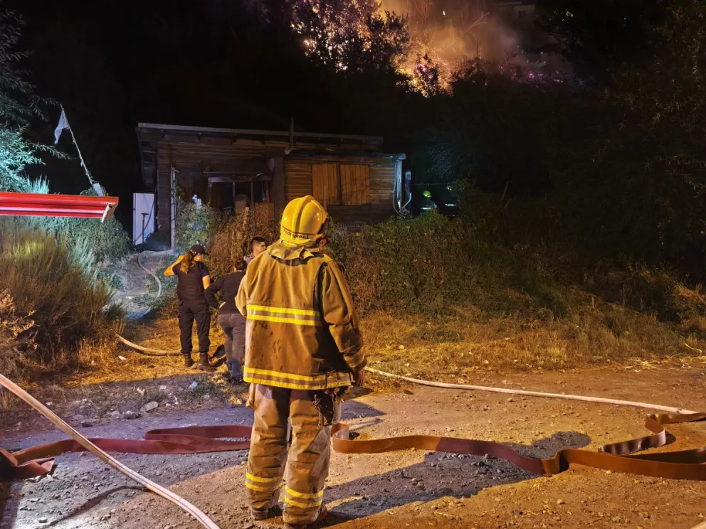 El fuego demandó largas horas de trabajo y la intervención de numerosos voluntarios y brigadistas. Foto: Claudia Olate.