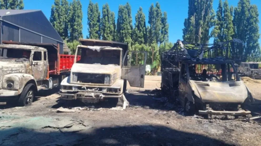 El fuego destruyó vehículos y maquinarias. Foto: gentileza Red43