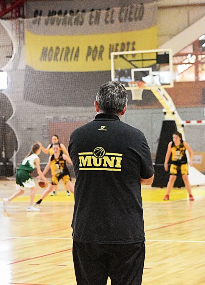 Pancho Navarro ha sido un formador extraordinario de jugadoras de básquet y un dirigente que defendió la actividad. Foto gentileza