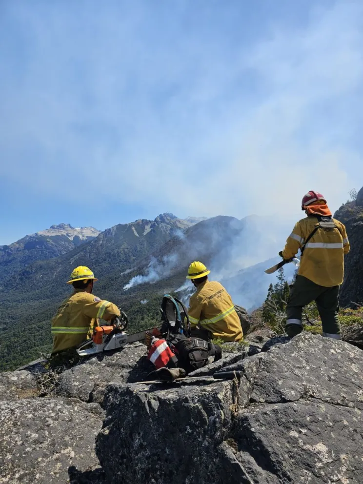El combate del incendio continúan siendo arduo en el Parque Nacional. Foto gentileza