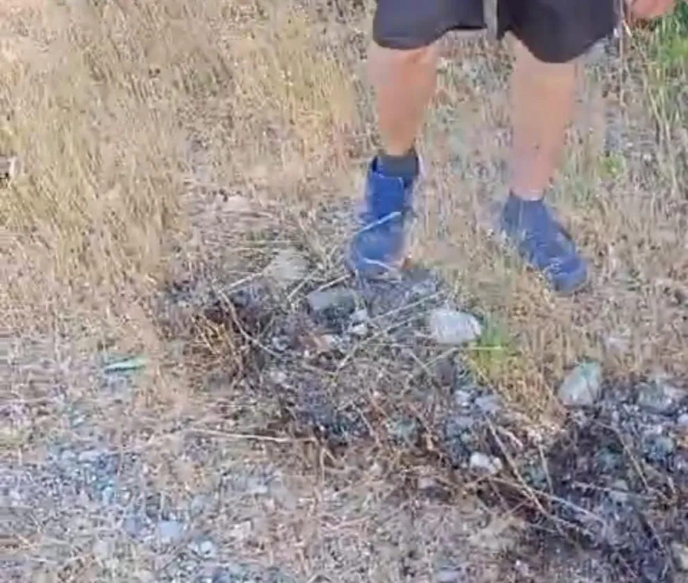 La familia se mostró alterada al notar la presencia del fuego sobre los pastizales. Foto: captura video