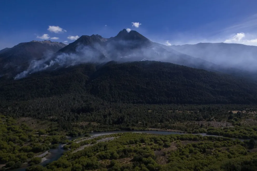 El incendio desató el malestar de los pobladores que rememoraron todo lo ocurrido en 2021/2022. Foto: Marcelo Martínez.