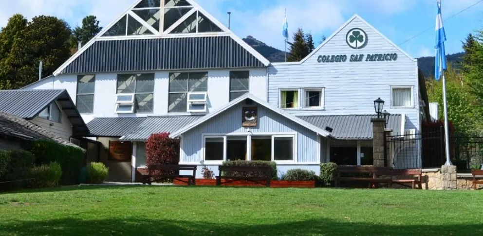  Colegio buscar cubrir cargo de auxiliar. 