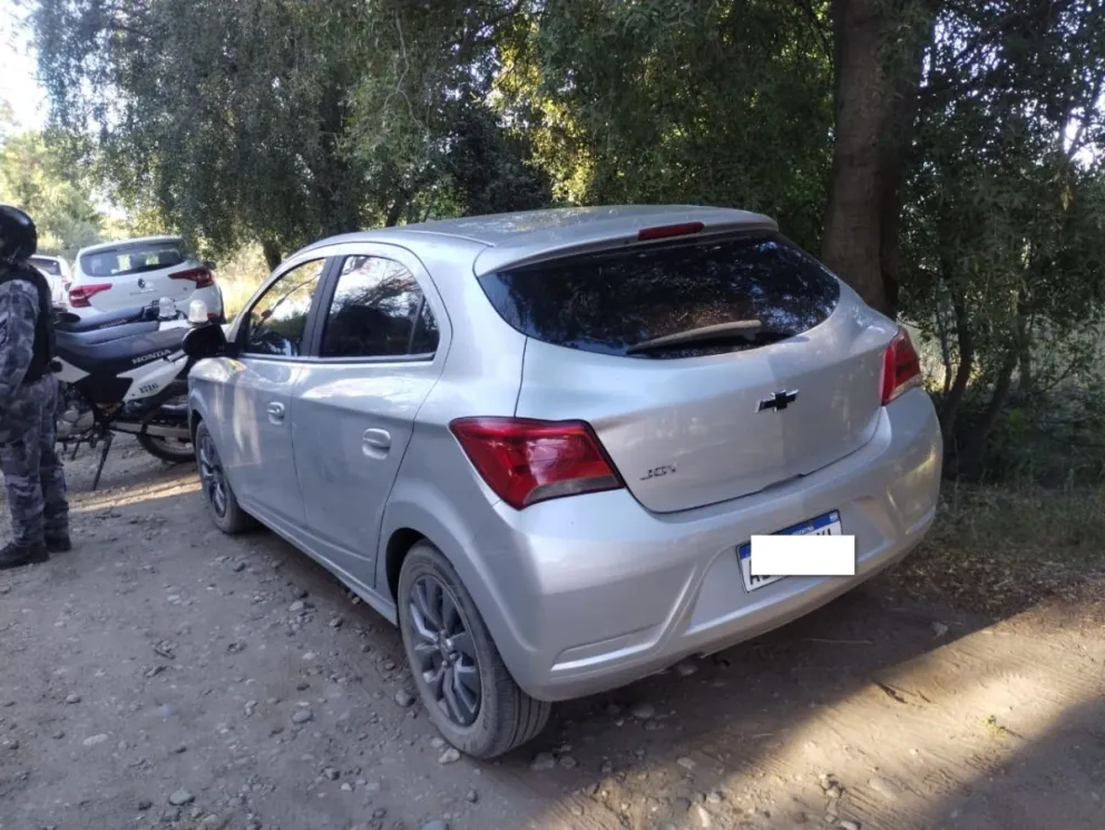 El auto en el que se movilizaban los ladrones tenía pedido de captura de Neuquén. Foto: gentileza 