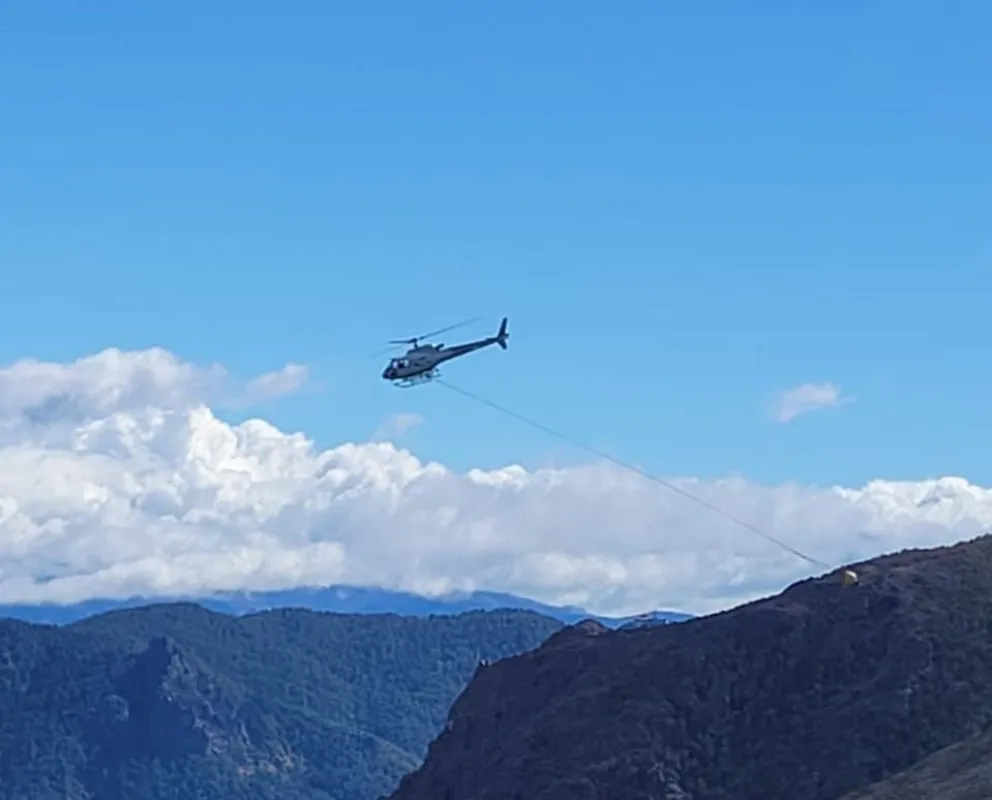 Este domingo trabajaron 8 medios aéreos en el combate del incendio. Foto: gentileza