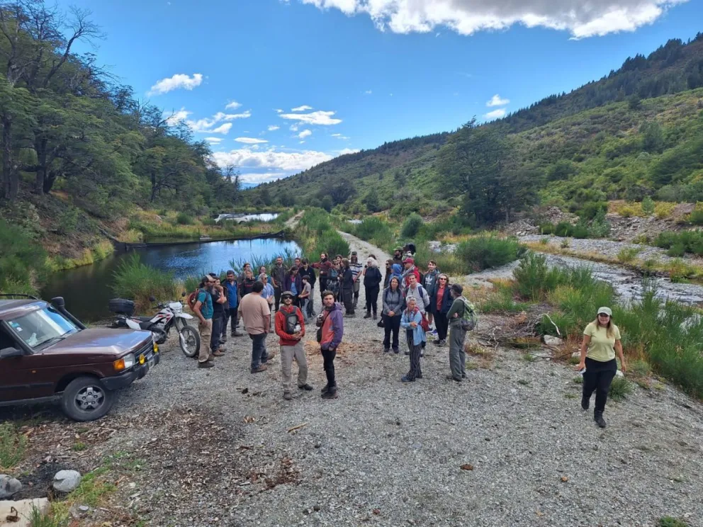 La jornada contó con la presencia de referentes vecinales, concejales y organizaciones ambientalistas. Fotos: Gentileza JV Lago Gutiérrez.