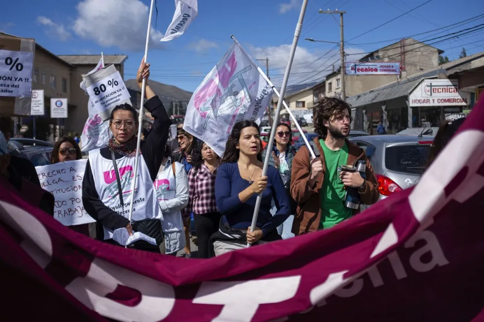 La movilización recorrió calle Onelli, donde entregaron panfletos a automovilistas y transeúntes. Fotos: Marcelo Martínez.