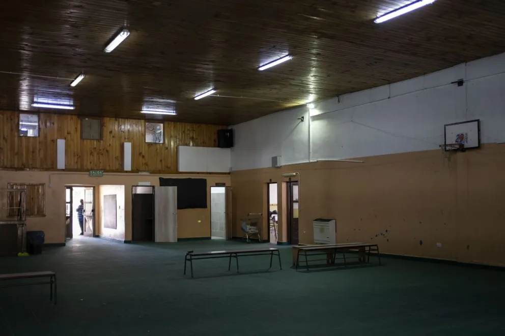 La trabajadora cayó por las escaleras de la escuela, accidente que le provocó la pérdida parcial de la masa muscular en uno de sus hombros. Foto: Marcelo Martínez.