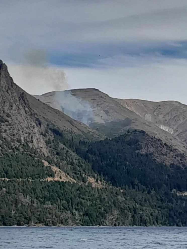 La columna de humo puede observarse nuevamente. Foto gentileza