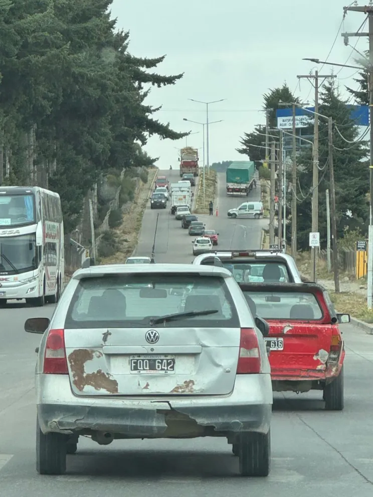 El imprevisto generó una larga fila de autos y congestión en el tránsito hasta la altura de calle Namuncurá. Foto: ANB.