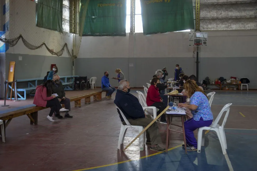  El fallo estableció una restricción justificada para acceder a ciertos espacios de alto riesgo epidemiológico, como casinos y salas de entretenimiento. Foto: Marcelo Martínez.