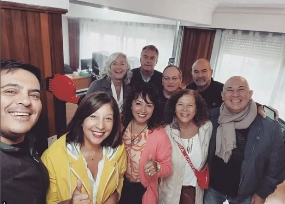 Arabela Carreras junto a sus colaboradores. Foto: Instagram
