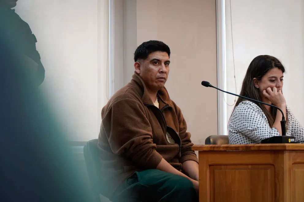El hombre es oriundo de Senillosa y se encontraba de vacaciones en El Bolsón cuando comenzaron los incendios. Fotos: Marcelo Martínez.