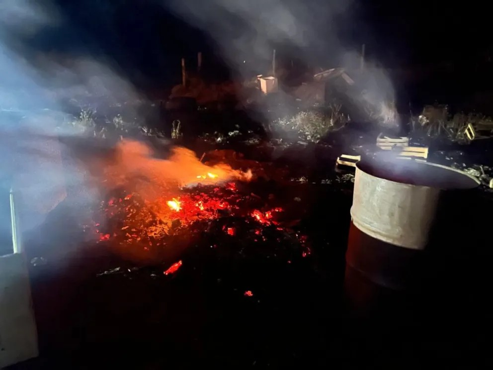 La quema domiciliaria demandó la intervención de brigadistas. Fotos: Parques Nacionales.