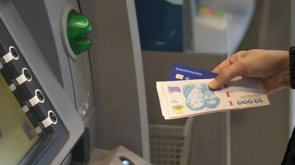 Entre el jueves 6 y el sábado 8, cobrarán sus salarios los trabajadores rionegrinos. Foto: ilustrativa.