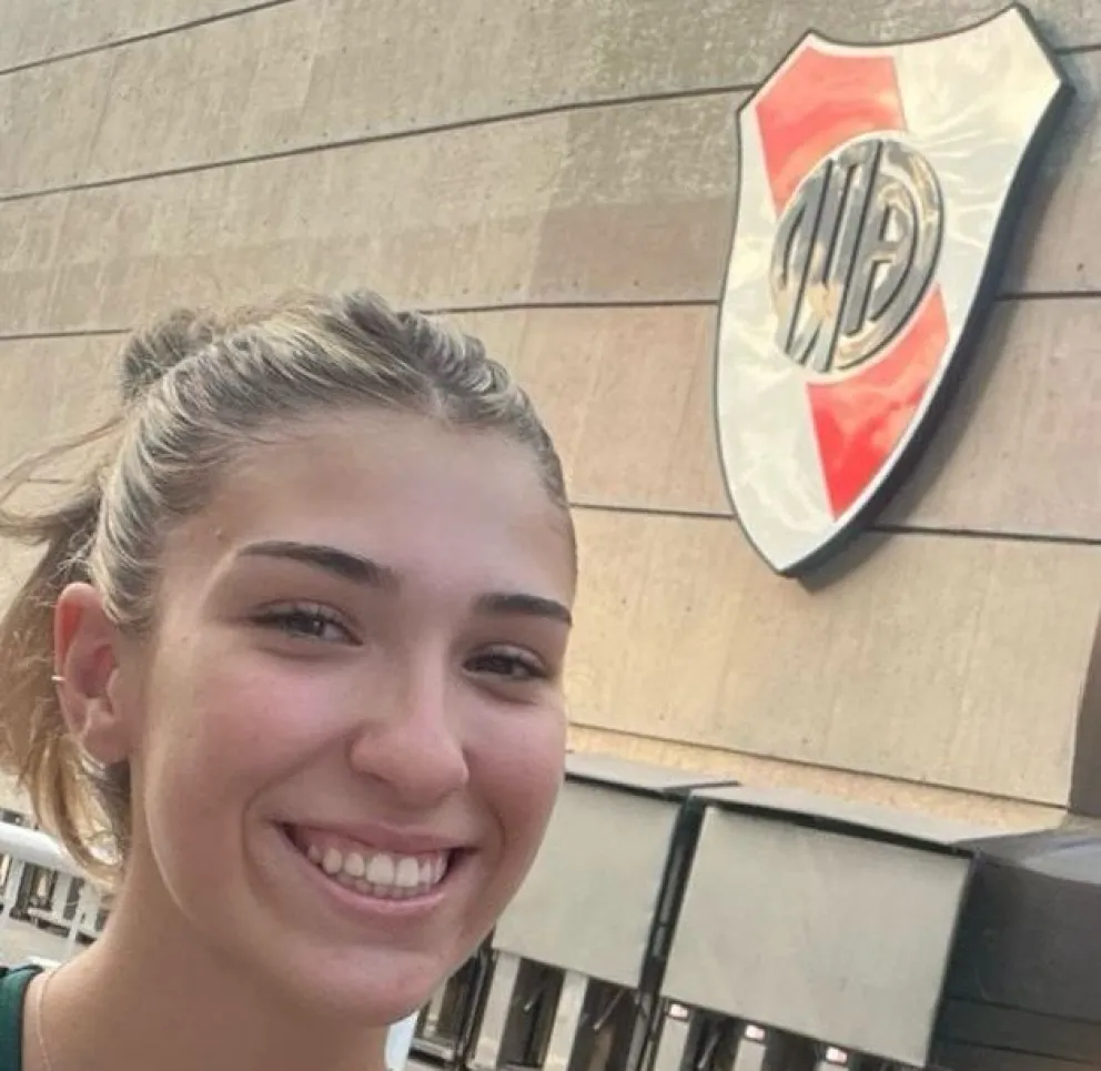 Juliana en Núñez, en River, viviendo y idisfrutando de un sueño. Foto: gentileza.