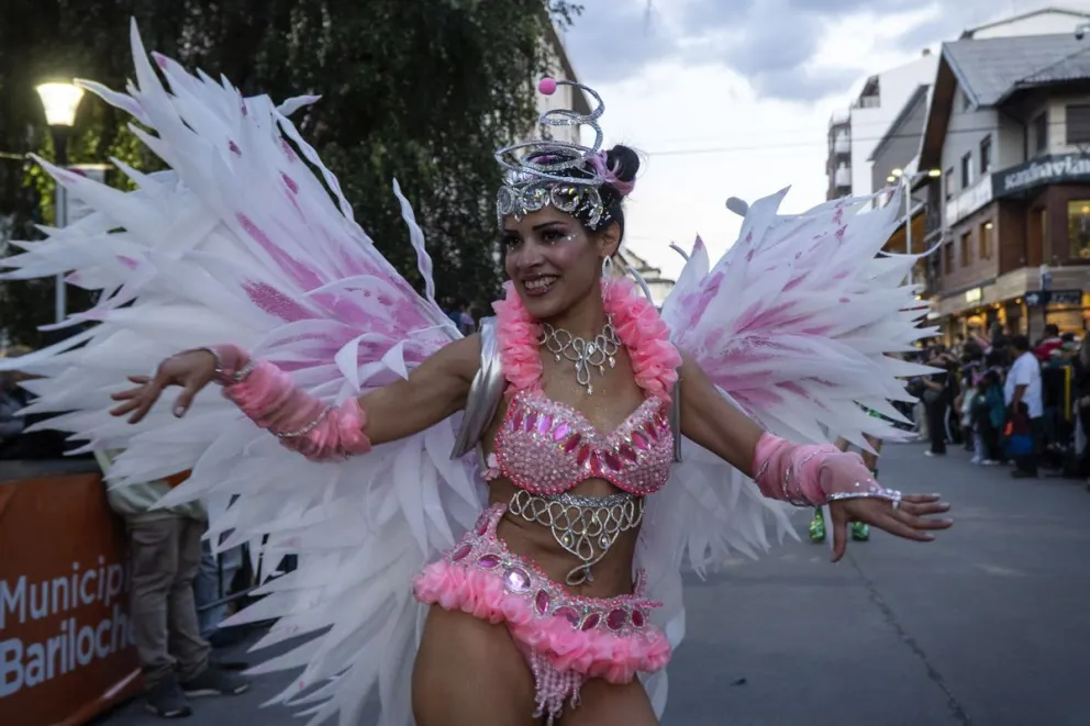 El clima agradable y sin viento permitió el disfrute pleno de la primera noche de carnaval. Foto: Marcelo Martínez.