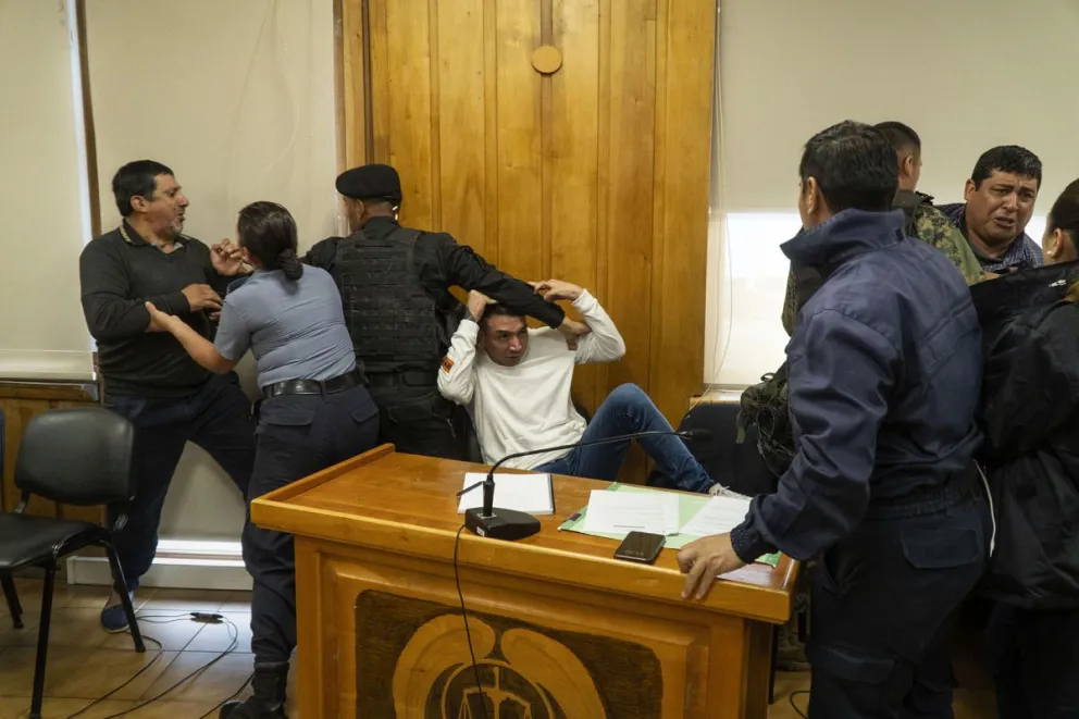 El joven fue agredido por familiares de la víctima al finalizar la audiencia. Fotos: Marcelo Martínez.