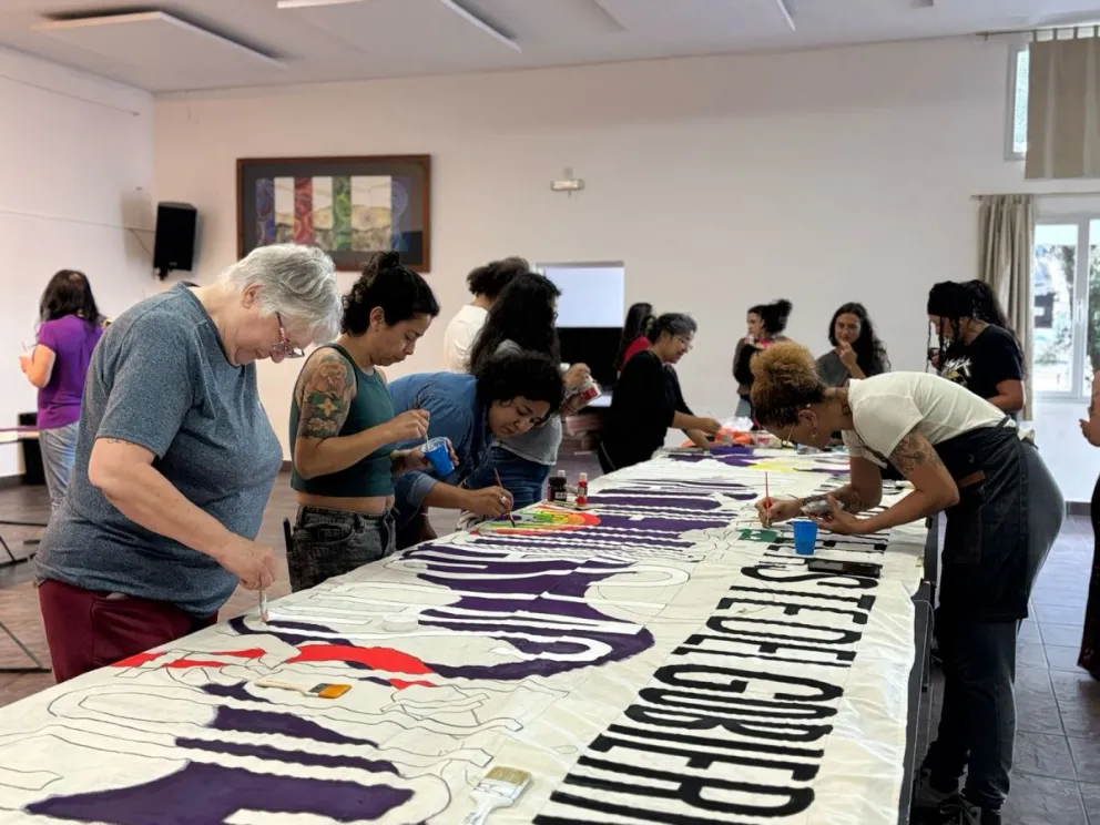 Durante los días previos se realizó una bandera gigante que será exhibida durante la marcha. Foto: gentileza