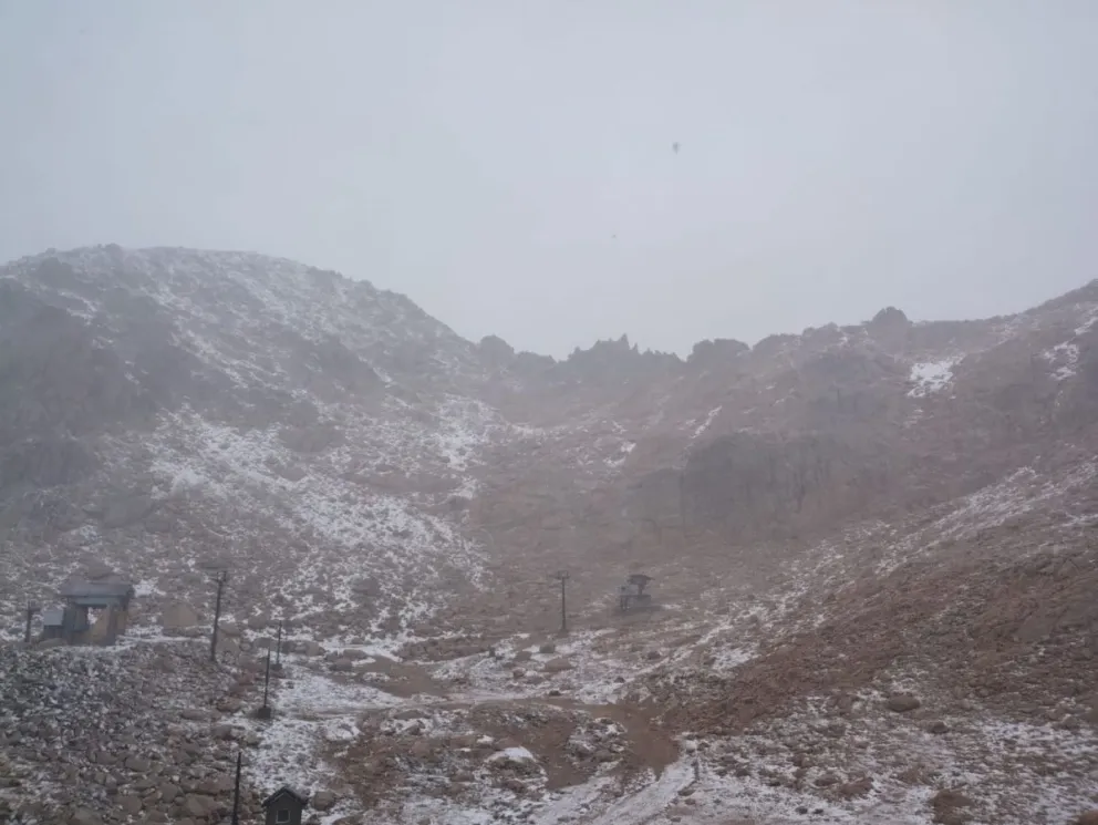 El cerro se "pintó" de blanco por primera vez en el año. Foto: gentileza