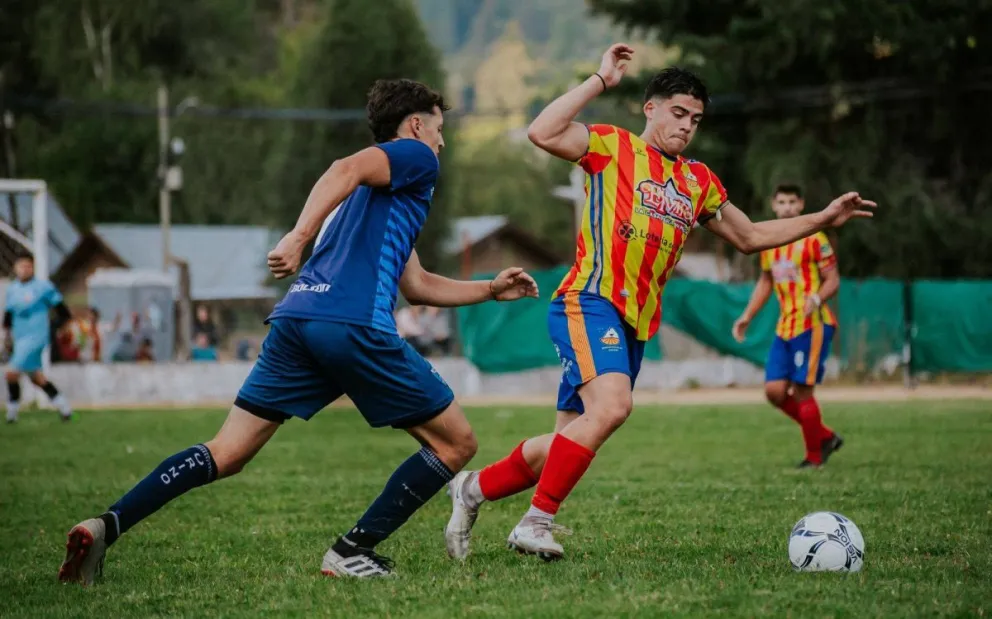 Escena del partido que Cruz del Sur le gano a Torino, 1 a 0, el martes pasado en El Bolsón. Foto: Julieta Distasio