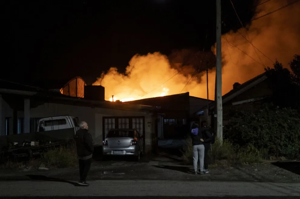 El incendio comenzó cerca de las 21 horas en Vereertbrugghen y Paimún. Fotos: Marcelo Martínez.