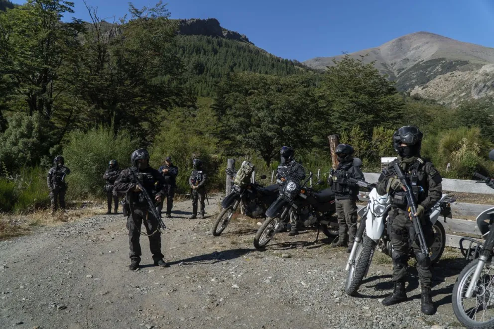La comunidad vivió un amplio despliegue policial en el lugar. Foto: Marcelo Martínez 