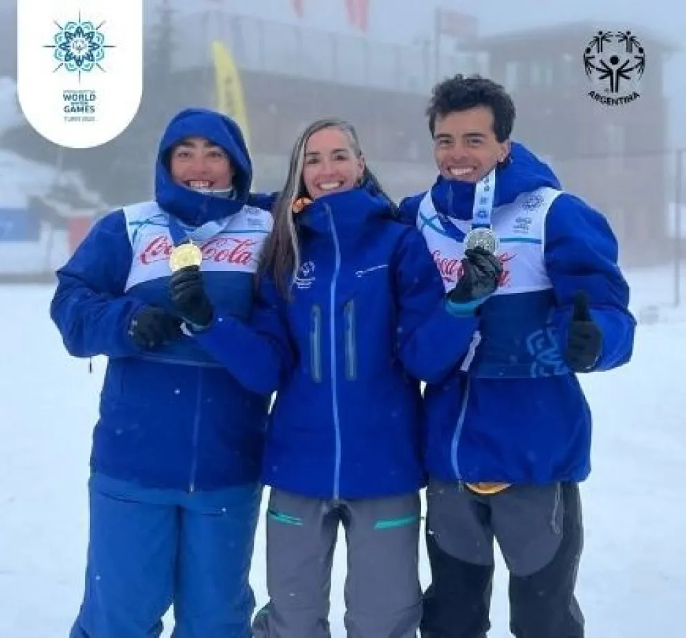 Laila Sepúlveda junto a la entrenadora Mercedes Macazaga y el bolsonense Julián Loreiro. Foto: Gentileza