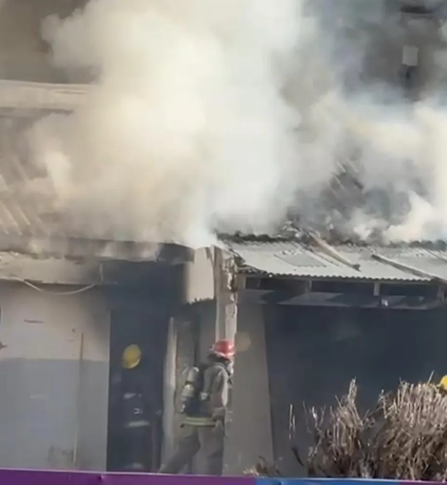 El incendio se originó en una estructura donde antiguamente funcionaba el correo Argentino. Foto gentileza. 