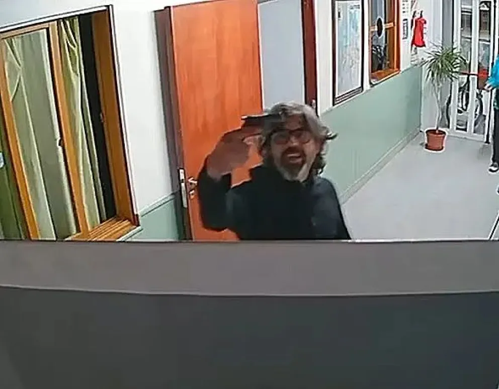 La imagen, capturada por una cámara de seguridad, muestra a Araudo exhibiendo el arma de fuego. 