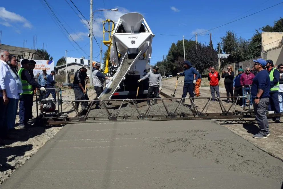 Esta mañana inició el plan de pavimentación tan esperado por la ciudad. Foto: gentileza