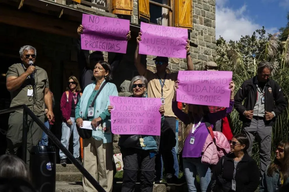 En Bariloche hay 280 guías matriculados que brindan servicios en las fierentes excursiones dentro del Parque Nacional Nahuel Huapi. Foto: Marcelo Martínez. 