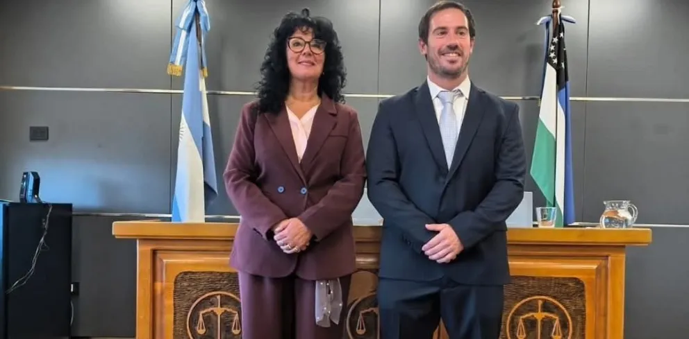 La titular del STJ junto al nuevo Juez de garantías de la ciudad. Foto gentileza
