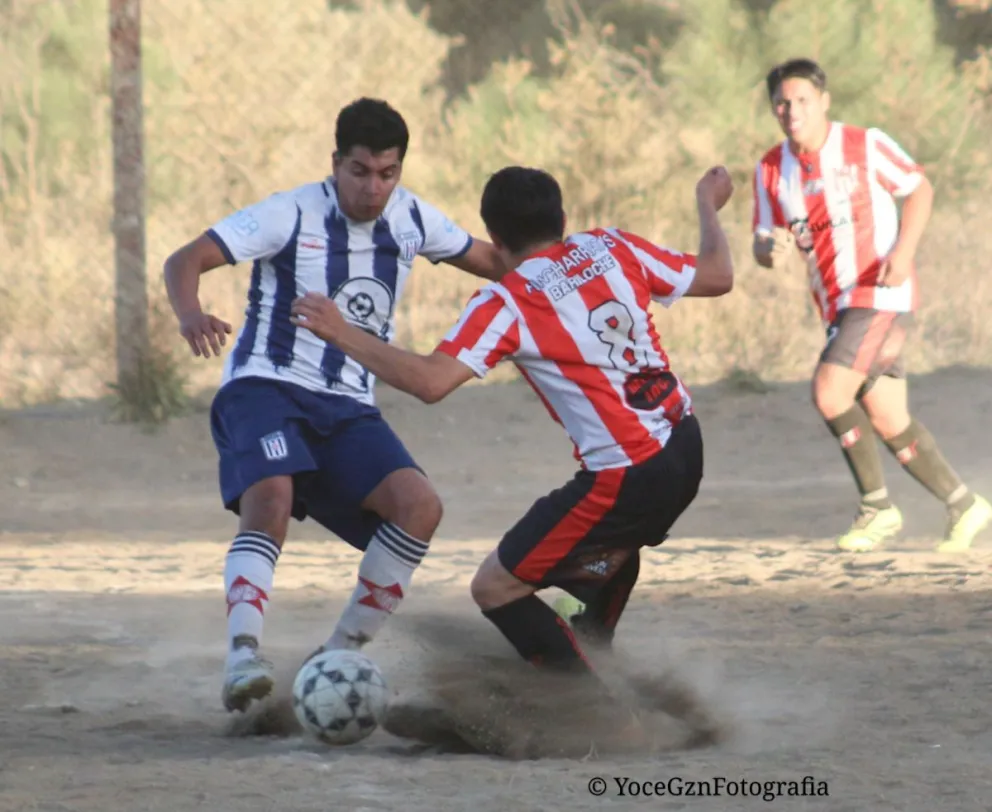 En la imagen, escena del duelo entre Deportivo Angostura y Pincharratas del finde pasado. Foto: prensa Lifuba. 