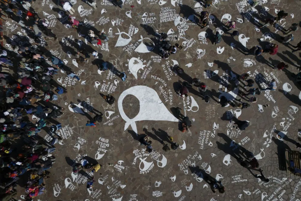 Como cada 24 de marzo, la plaza del Centro Civico fue epicentro de la repintada de pañuelos. Fotos: Marcelo Martínez