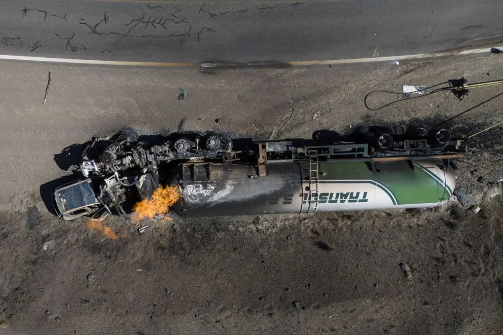 El camión de la empresa Transol continúa prendido a un costado de la ruta. Foto: Marcelo Martínez