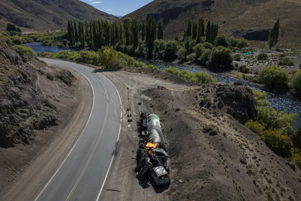 El camión permanece volcado y prendido fuego desde el sábado a la tarde. Foto: Marcelo Martínez.