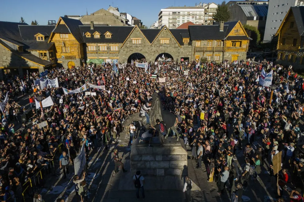 La plaza del Centro Civíco se vió colmada de gente tras la marcha iniciada pasadas las 16 horas. Fotos: Marcelo Martínez