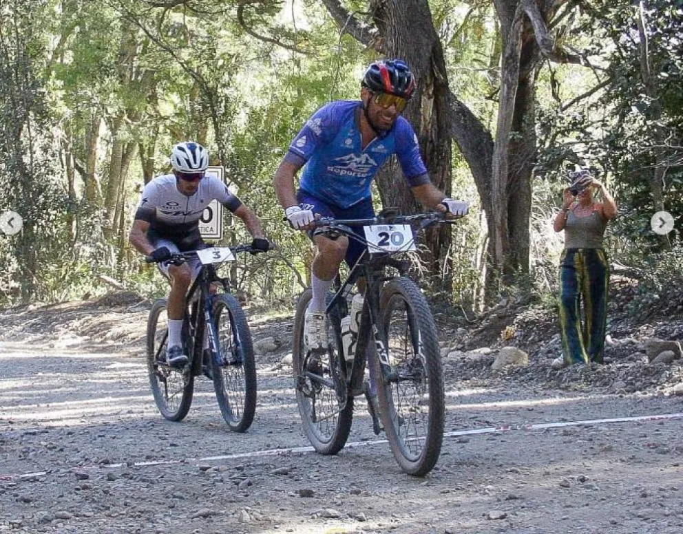 Denis en suelo chubutense y cion un gran triunfo. Abajo, con su equipo en Allen. Fotos: gentileza.
