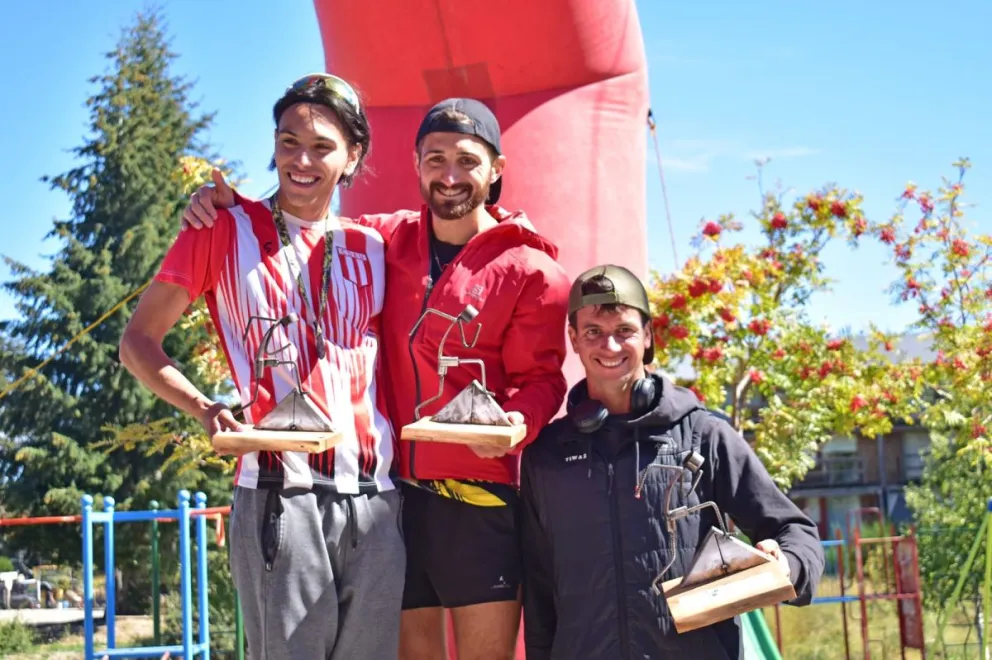 Tobias, otra vez en lo más alto de un podio. Esta vez compartió el festejo en los 18K. Fotos: gentileza.
