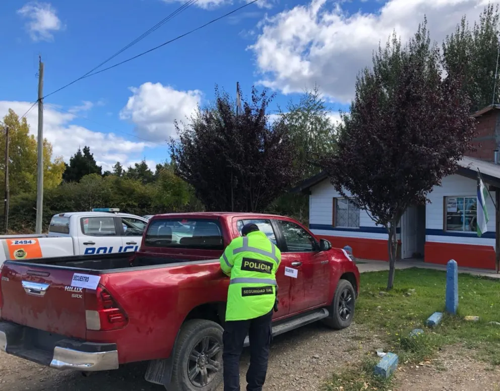 La camioneta Toyota Hilux tenía pedido de captura emitido por la Policía de La Rioja. Foto: Prensa Policía de Río Negro.