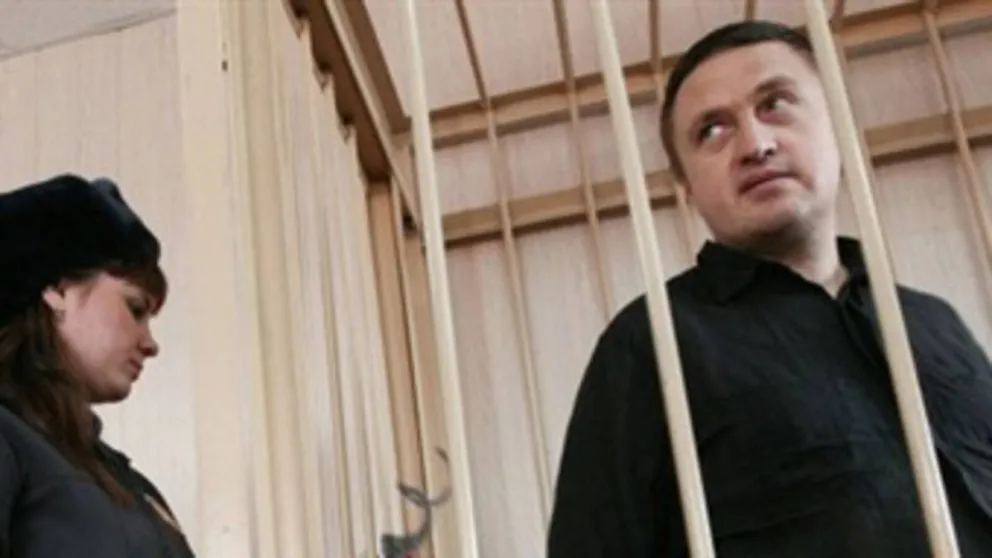 En 2008, Rudnev fue condenado a 11 años de cárcel por estafas y trata de personas. 