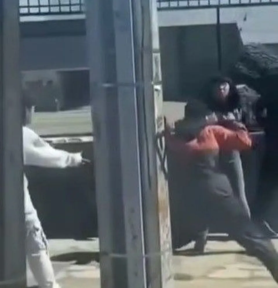 El hecho se originó entre dos personas externas al colegio secundario. Foto: captura video