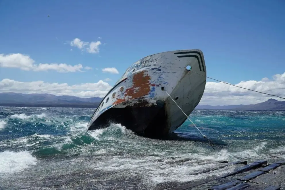 La embarcación llevaba 20 años en estado de abandono y bajo un proceso judicial que impedía retirarla de Puerto Anchorena. Foto: Marcelo Martínez.