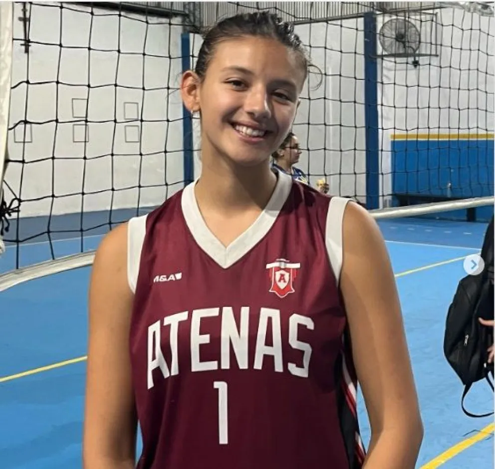 Agustina con la camiseta de Atenas de La Plata, sumando una linda experiencia. Foto: gentileza.