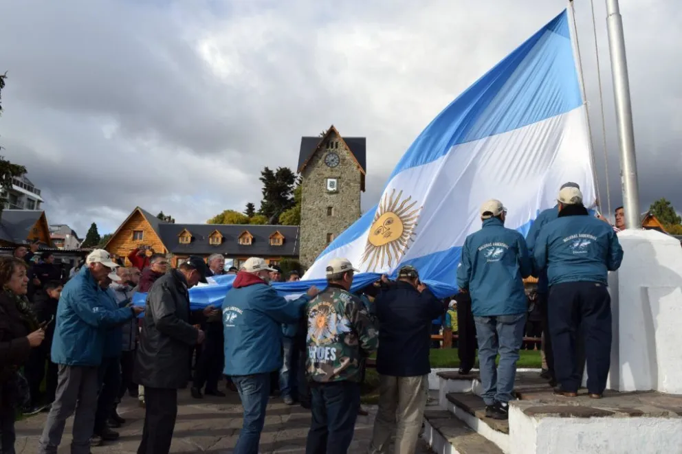 Como cada año izaron el Pabellón Nacional en el inicio de la jornada. Foto gentileza