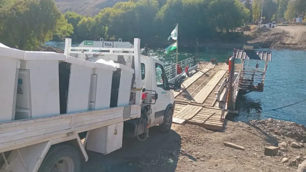 Villa Llanquín demanda un operativo extra por el ingreso a través de una balsa. Foto: Gobierno de Río Negro.
