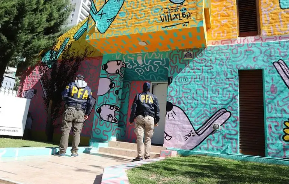 El allanamiento fue realizado este jueves ordenado por la fiscalía de Bariloche. Foto: Sebastián Fariña Petersen