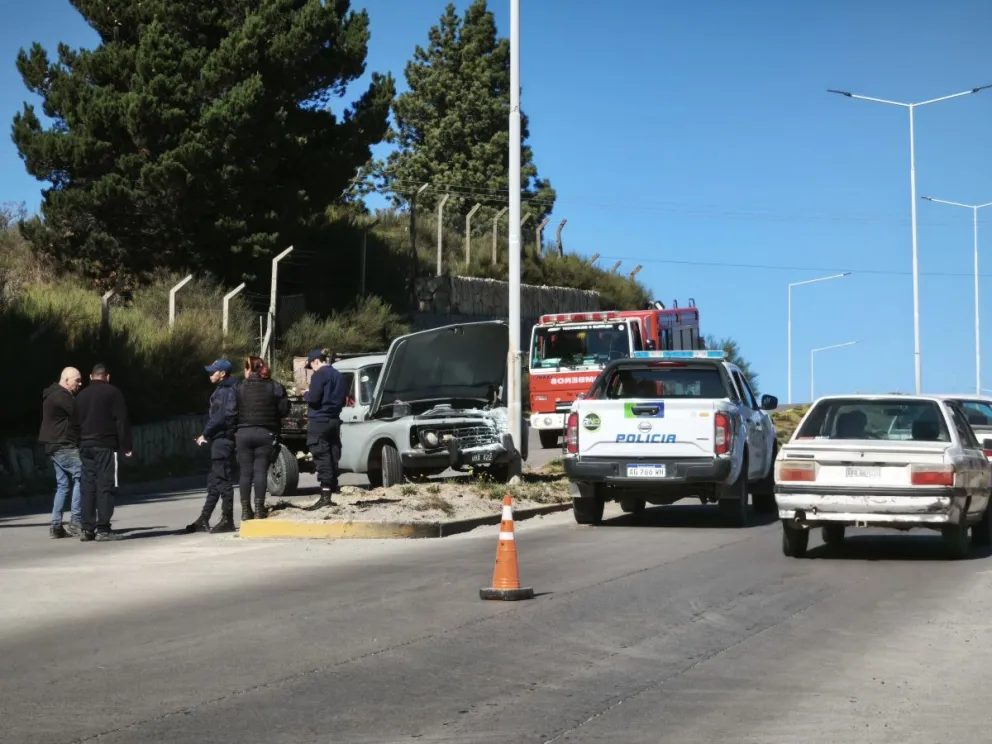 La camioneta terminó impactando contra uno de los postes de luz en Esandi. Foto ANB