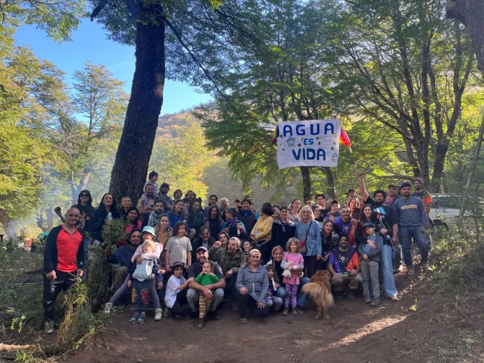 Juntas vecinales, artistas, organizaciones ambientalistas y partidos políticos participaron de la jornada de visibilización del Ñireco. Foto: Gentileza.